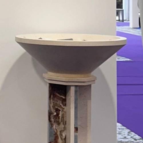 Acquasantiera moderna in marmi policromi (parte di un set) 112cm h x 58cm diam.