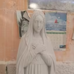 Madonna mani al petto