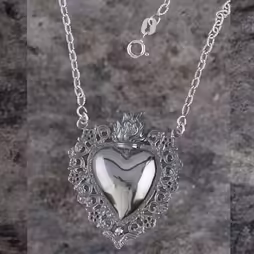 Girocollo con cuore votivo traforato