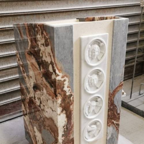 Leggio moderno in marmi policromi