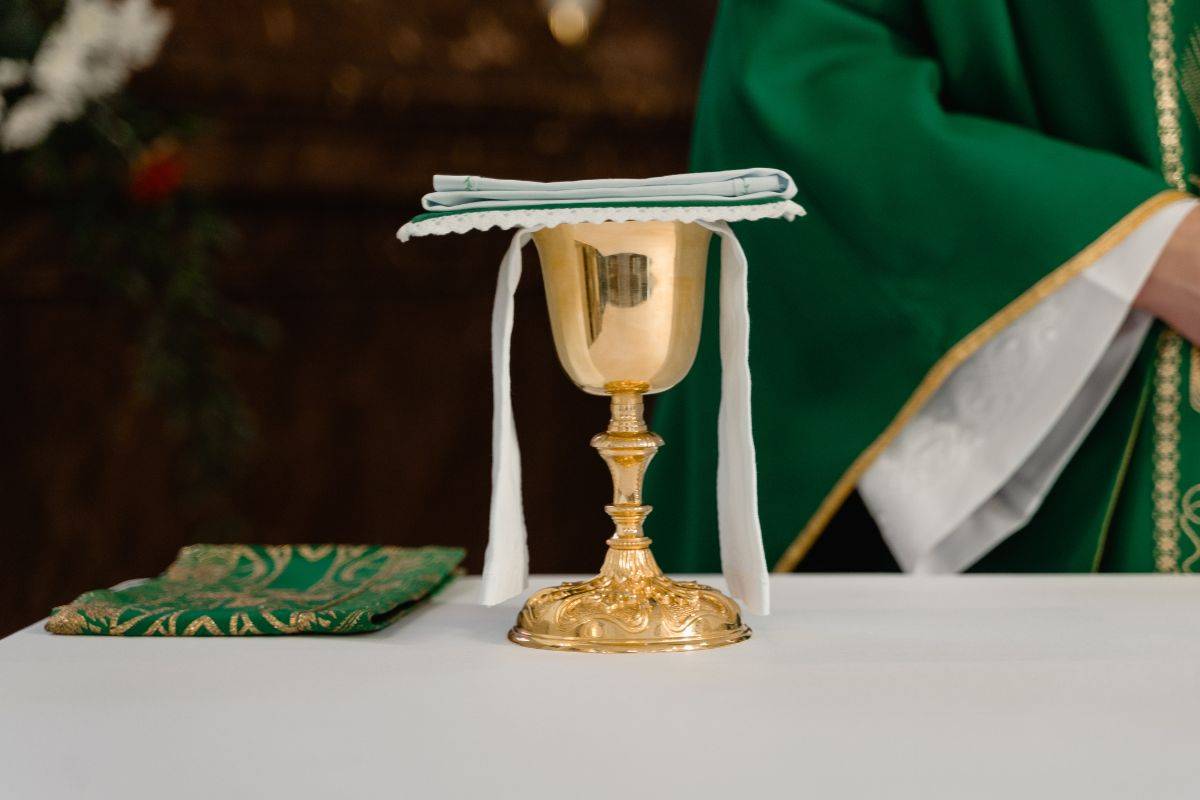 How is the chalice prepared for the Holy Mass?