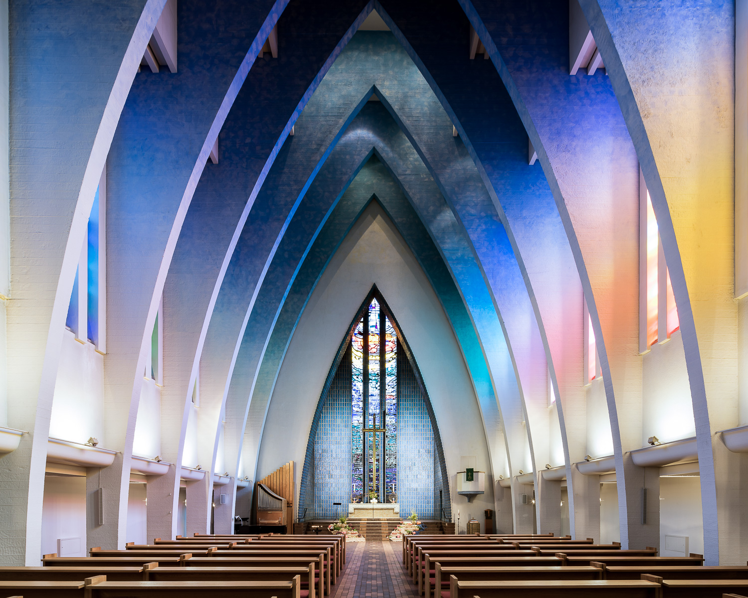 Chiesa modernista colorata_Poirier
